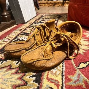 Men’s leather moccasin ankle boots.